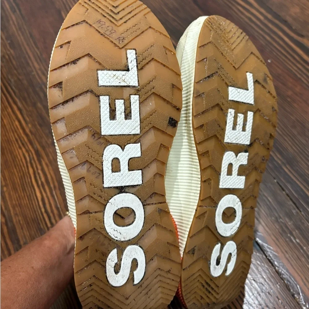 Sorel Women's Out N About III Classic Boot SIZE 7 Bleached Ceramic/ Orange